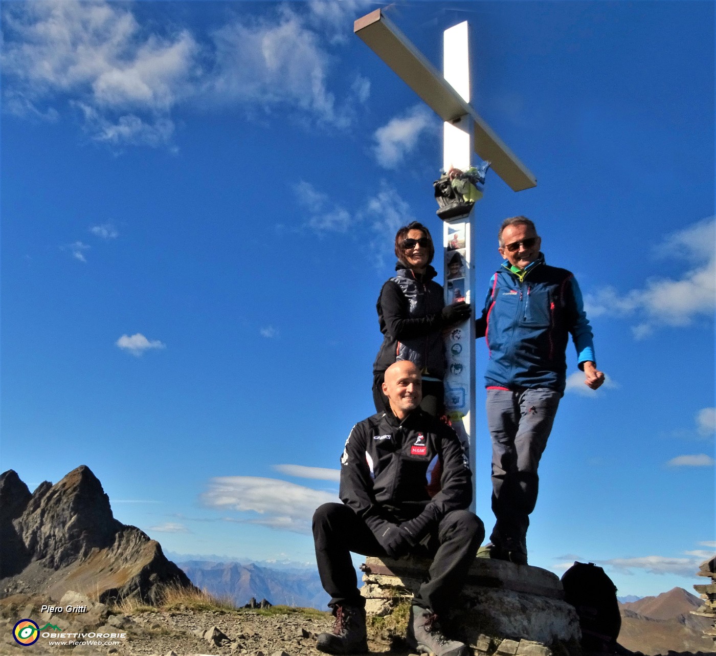 67 Alla croce di  Cima di Valle Pianella (2349 m) con Pizzo di Trona (2510 m).JPG -                                